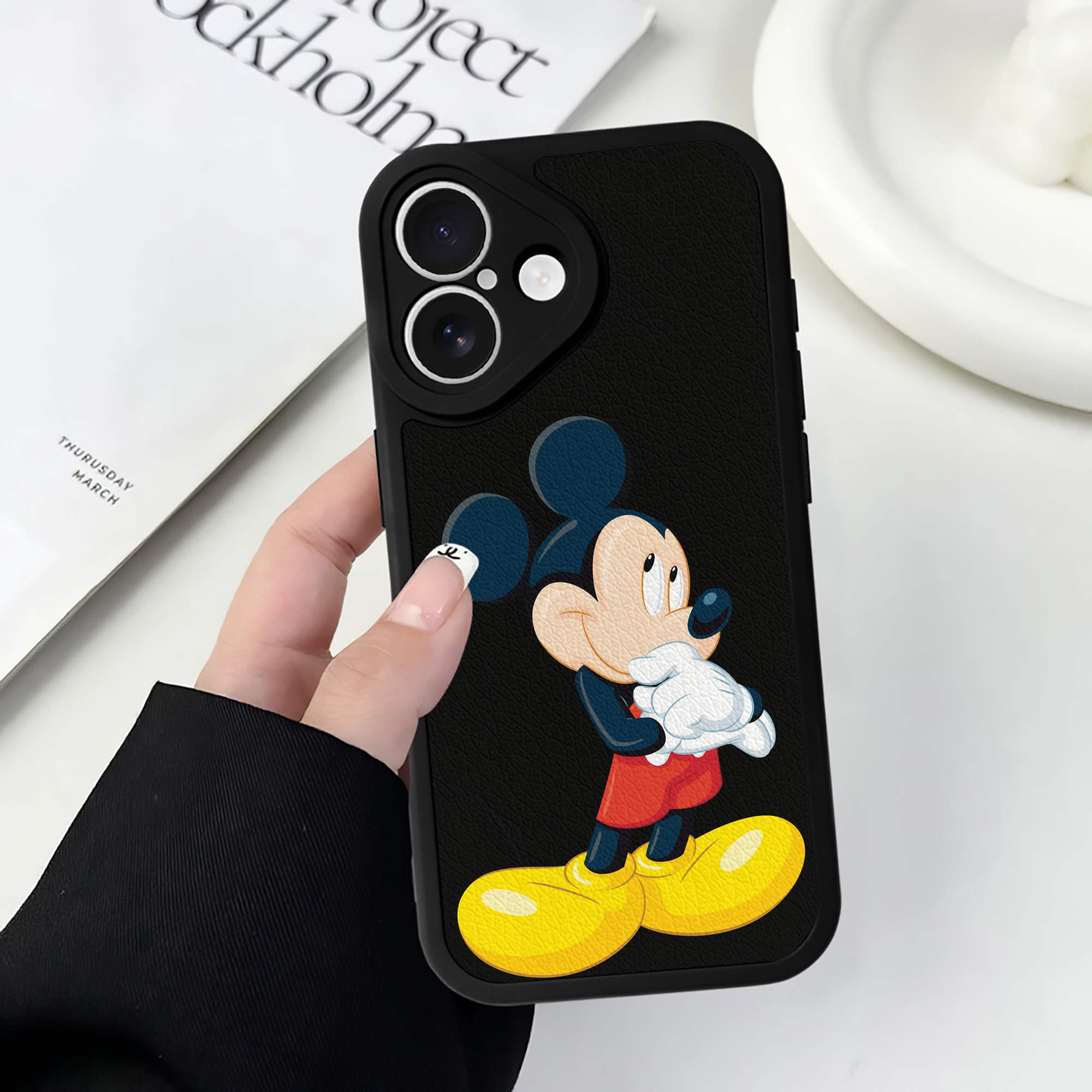 （画像用） ミッキーマウス Mickey Mouse 【iPhone 16シリーズ対応】シリコンスマホケース（レザー調） 材質：シリコン